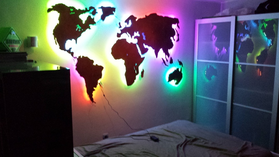 Weltkarte 3 - Carte du monde métallique appliquée au mur avec des aimants annulaires et des lumières LED