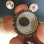 eingeklebter Magnet in Kronkorken 1 150x150 - Décoration d'un chalet avec film magnétique