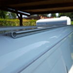 Binario tubolare per il fissaggio della tenda da sole al trasportatore 150x150 - Binaire tubulaire pour la fixation du rideau sur le convoyeur