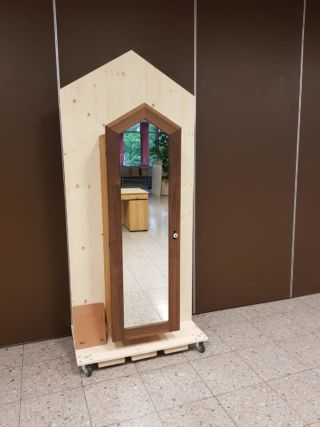 Une véritable œuvre d'art magnétique: armoire de toilette pour bijoux