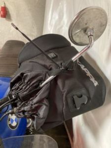 100 225x300 - Fixation magnétique pour gants thermiques de moto