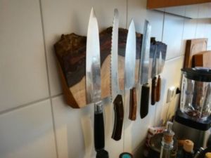 31 300x225 - Bloc de couteaux en bois de noyer et aimants