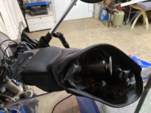 99 300x225 - Fixation magnétique pour gants thermiques de moto