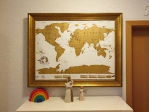 Carte de voyage - babillard avec une carte du monde de bricolage sans l'aide de clous