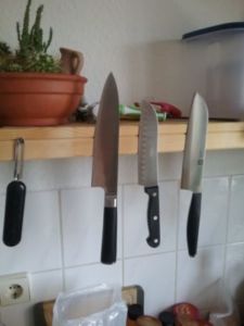 Étagère magnétique de cuisine adaptée à la fixation de couteaux