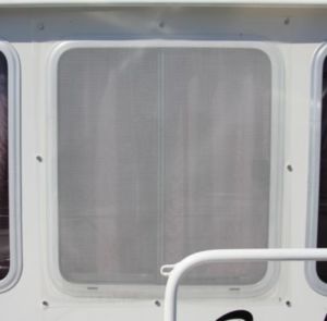401 Copia 300x295 - Fixation d'une moustiquaire à un bateau sur une surface en acier