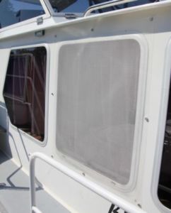 Fixation d'une moustiquaire à un bateau sur une surface en acier