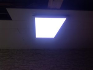 Support de plafond invisible pour panneau lumineux
